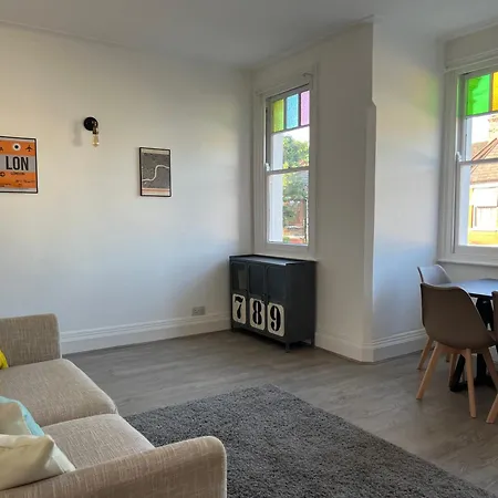 Bright And Stylish 2 Bedroom First Floor Flat